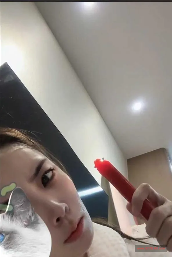 汕头美女直播打PK输了虐待自己 这受虐倾向太明显了！ 美女 第1张